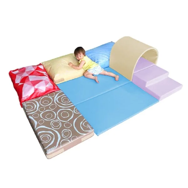 espace motricité libre en crèche avec tapis et modules mousse